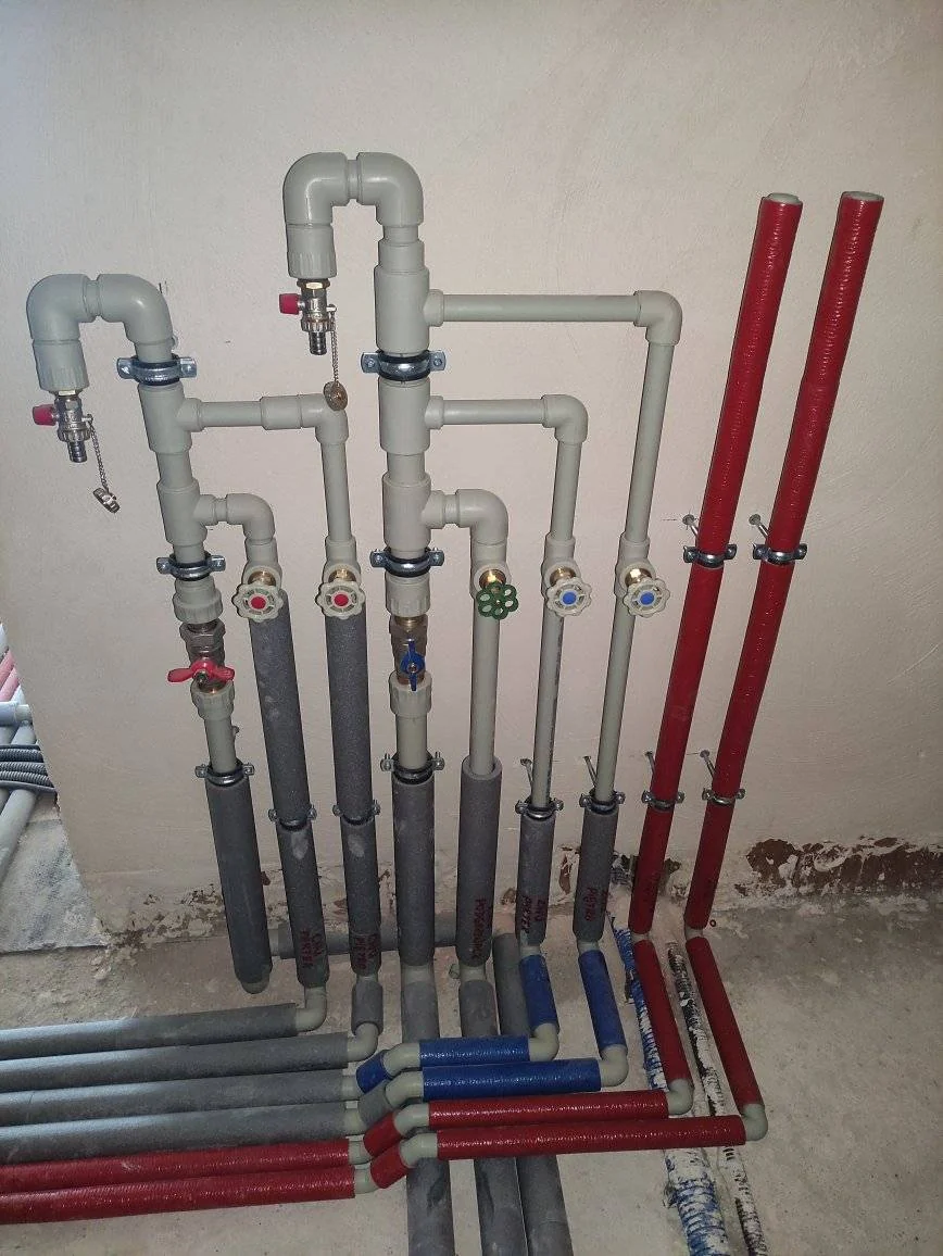 Instalacja miedziana i rozdzielacz w domu pod Bełchatowem — realizacja Krzysztofa Sadurskiego