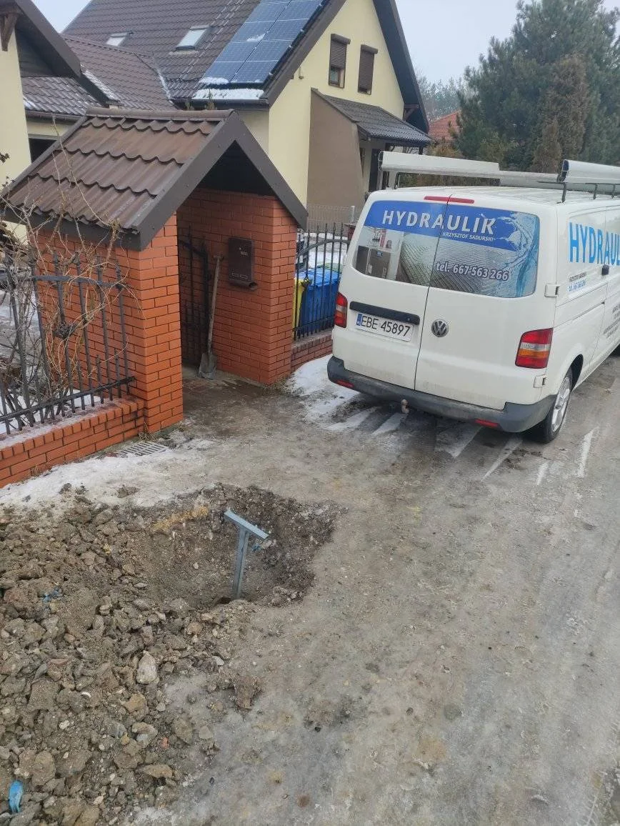Samochód serwisowy Krzysztofa Sadurskiego przed realizacją w okolicy Bełchatowa